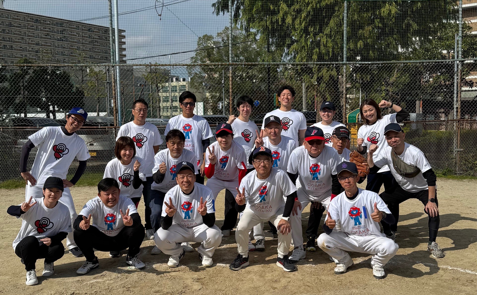 ソフトボール大会に参加した区役所チームの集合写真