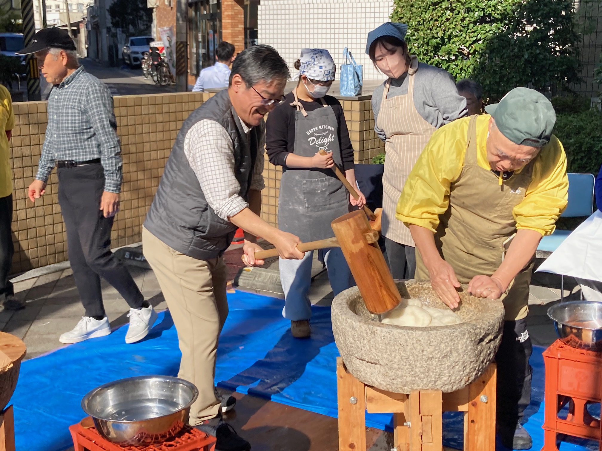 寺本区長が餅つきをしている様子