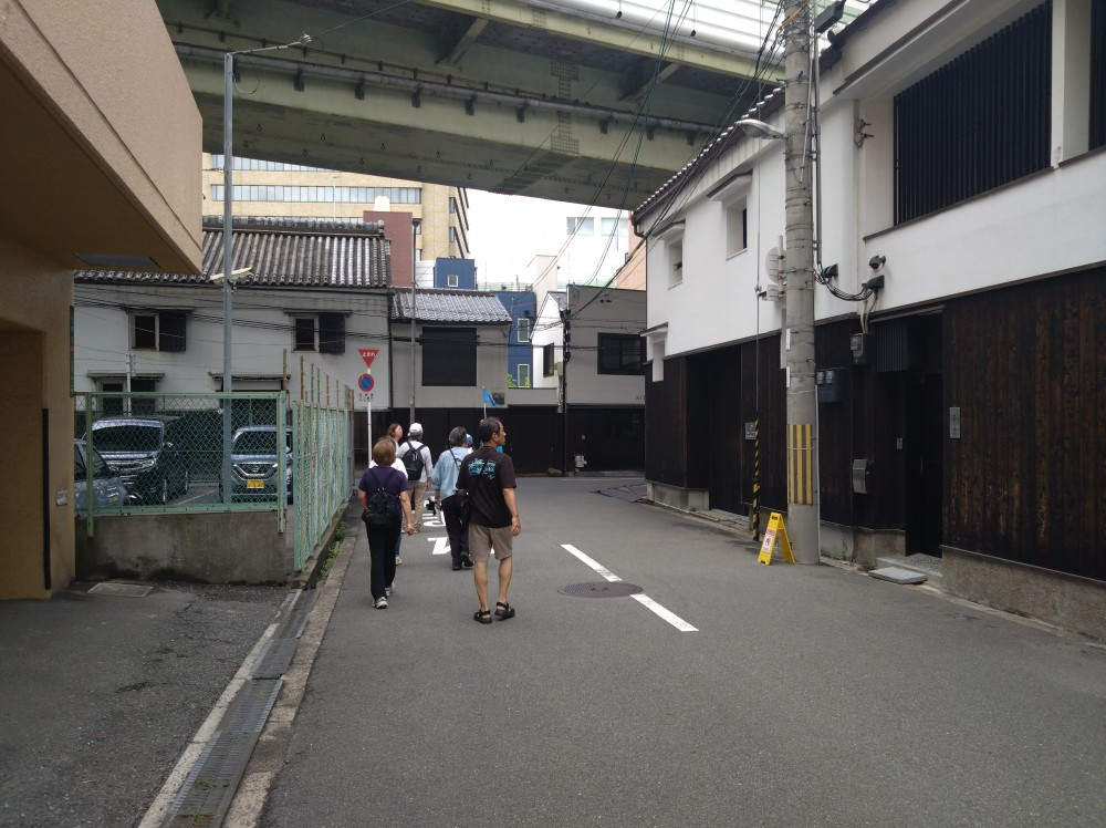 菅原町（蔵のある町）を歩く様子