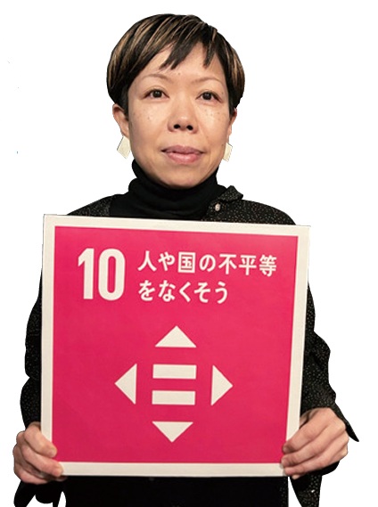 ディレクターの森泰代さんが10番のボードを持っている