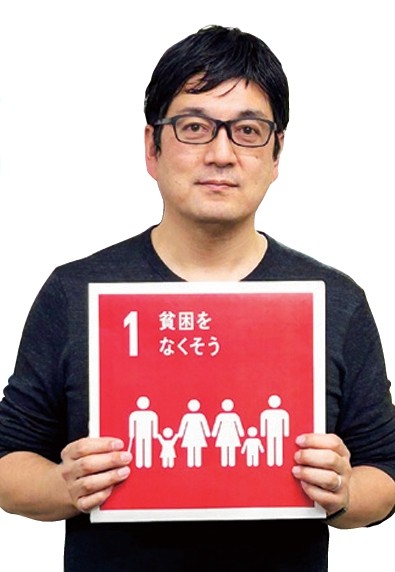 大阪事務所長の吉田耕一さんが1番のボードを持っている