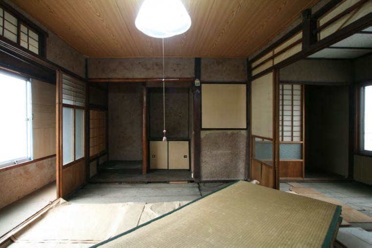 改修前の内観写真（部屋の一部）