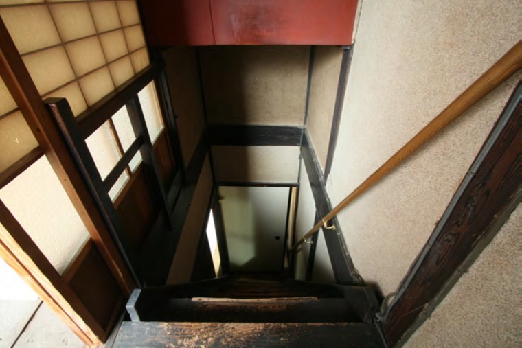 改修前の内観写真（階段）