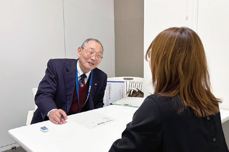行政相談委員が相談を受けている写真
