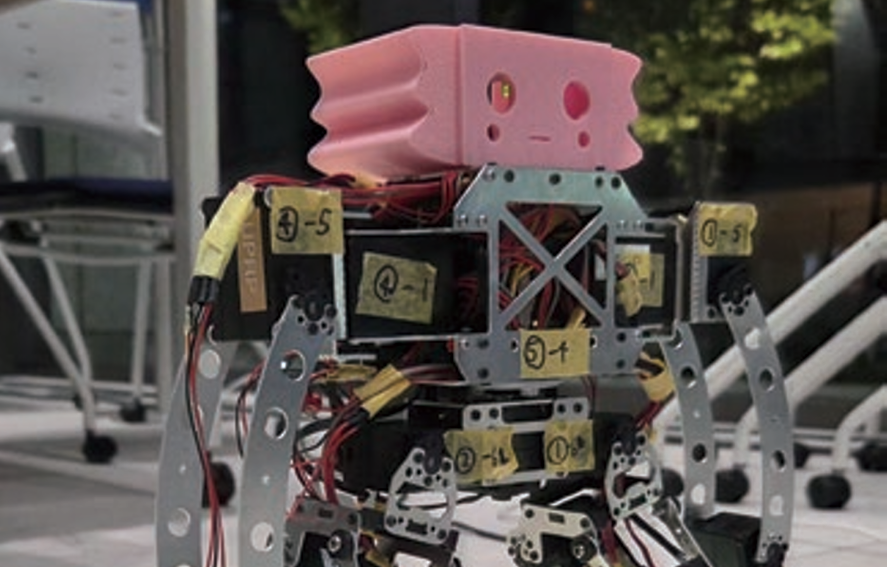 2足歩行しているロボット