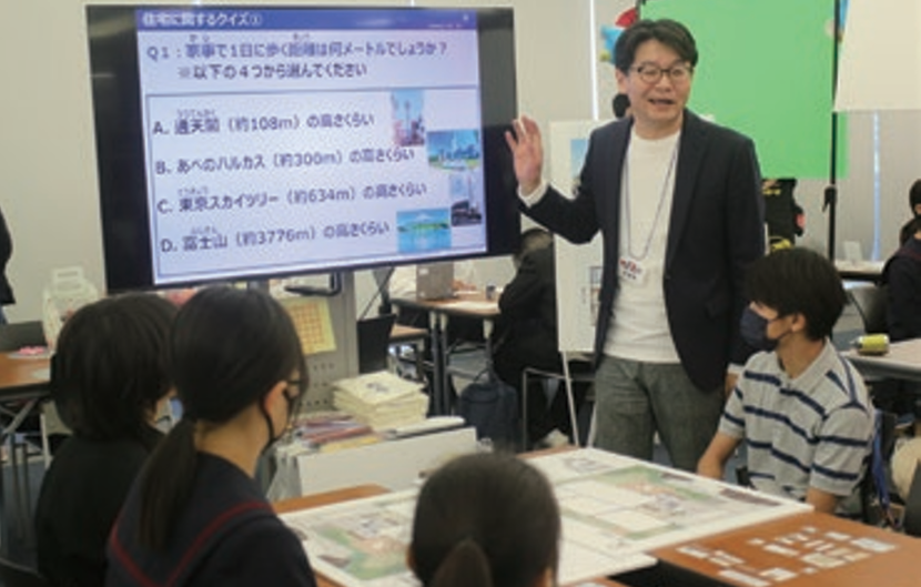 モニターに映されたクイズに答える子ども