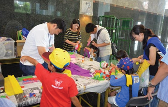 ピニャータ作りを体験する子どもたち