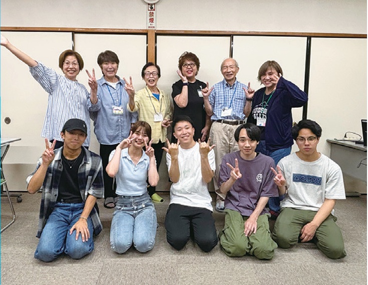地域のサポーターや学生スタッフの皆さんの集合写真
