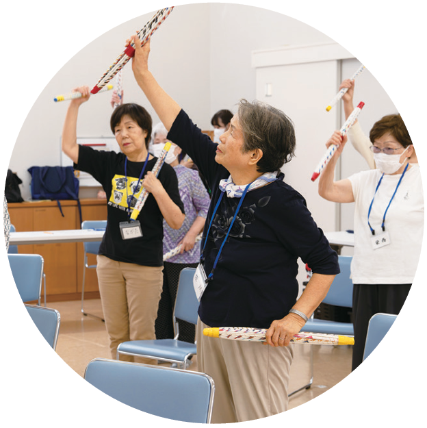 手作りの棒を持ち、歌に合わせて左右に振る棒体操