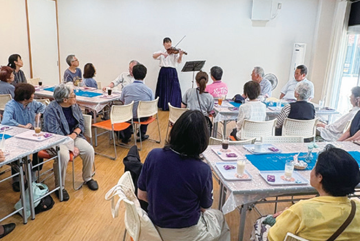 ふれあい喫茶で楽器の演奏に聞き入る参加者