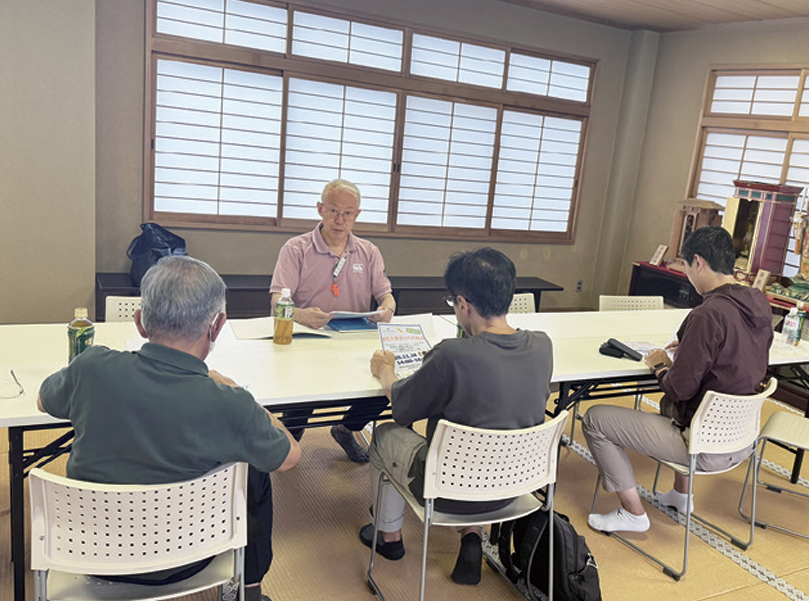 机を囲んで語り合う参加者