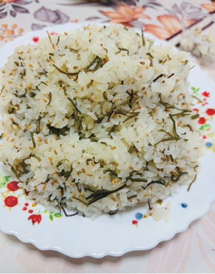 細かく刻んだ昆布を入れて炊いたごはんの写真