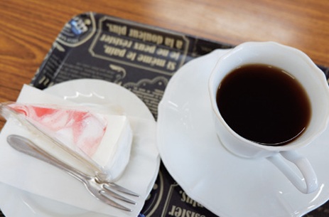 ふれあい喫茶で提供されたケーキとコーヒー
