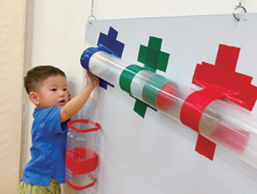 遊具で遊ぶ子ども