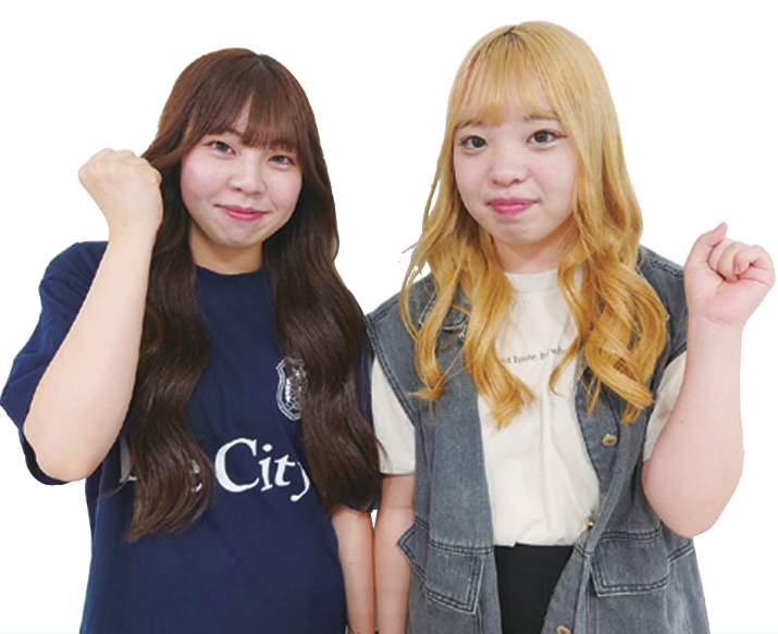 2名並んでガッツポーズをとる宝塚大学の学生