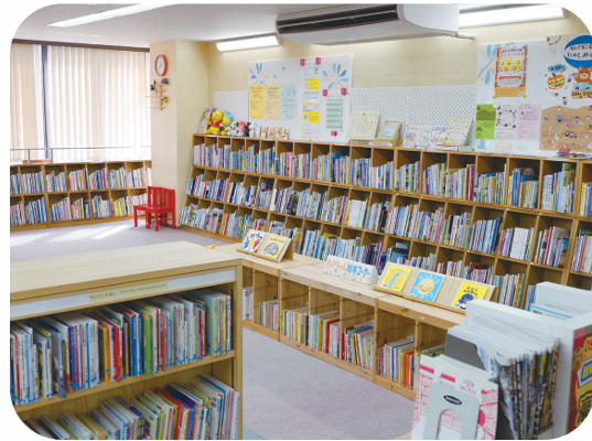 本棚に多くの本が並べられている北図書館