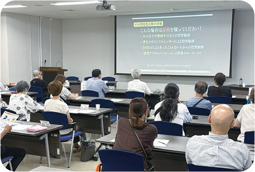勉強会に出席する多くの委員