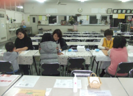 アロマセラピーで子育て支援活動中の写真