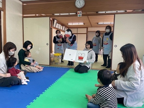 絵本読み聞かせ
