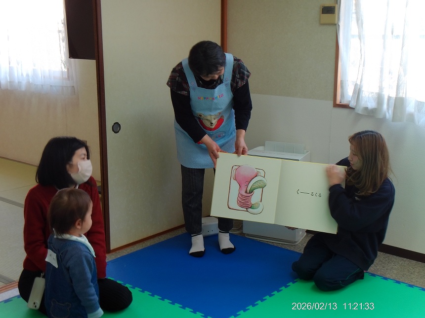 絵本読み聞かせ