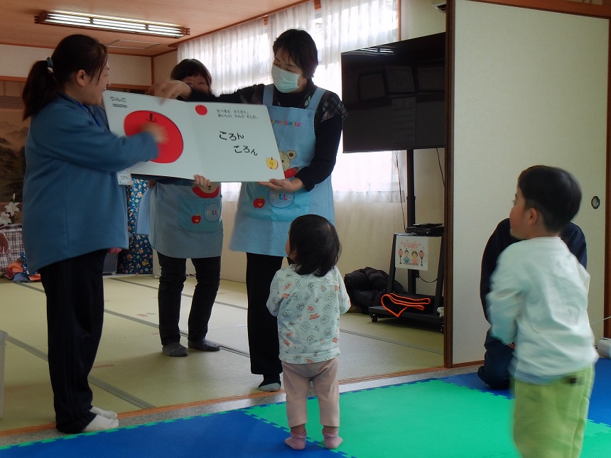 絵本読み聞かせ