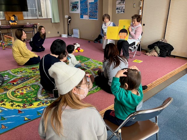 絵本読み聞かせ