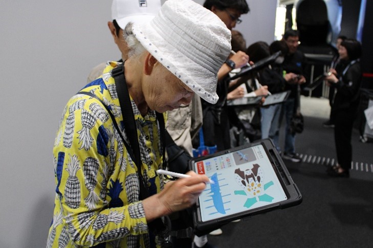 クルマの絵を描いている写真