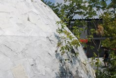 会場内の大地の広場にある「森になる建築」