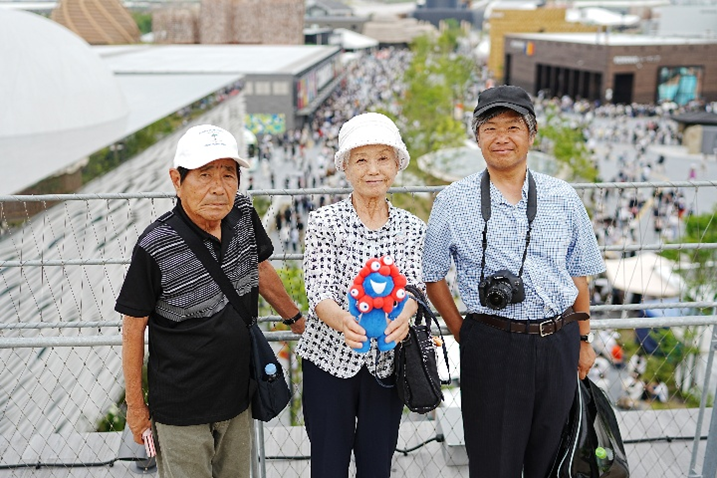 万博おばあちゃんとご家族　いつもこの3人で会場へ
