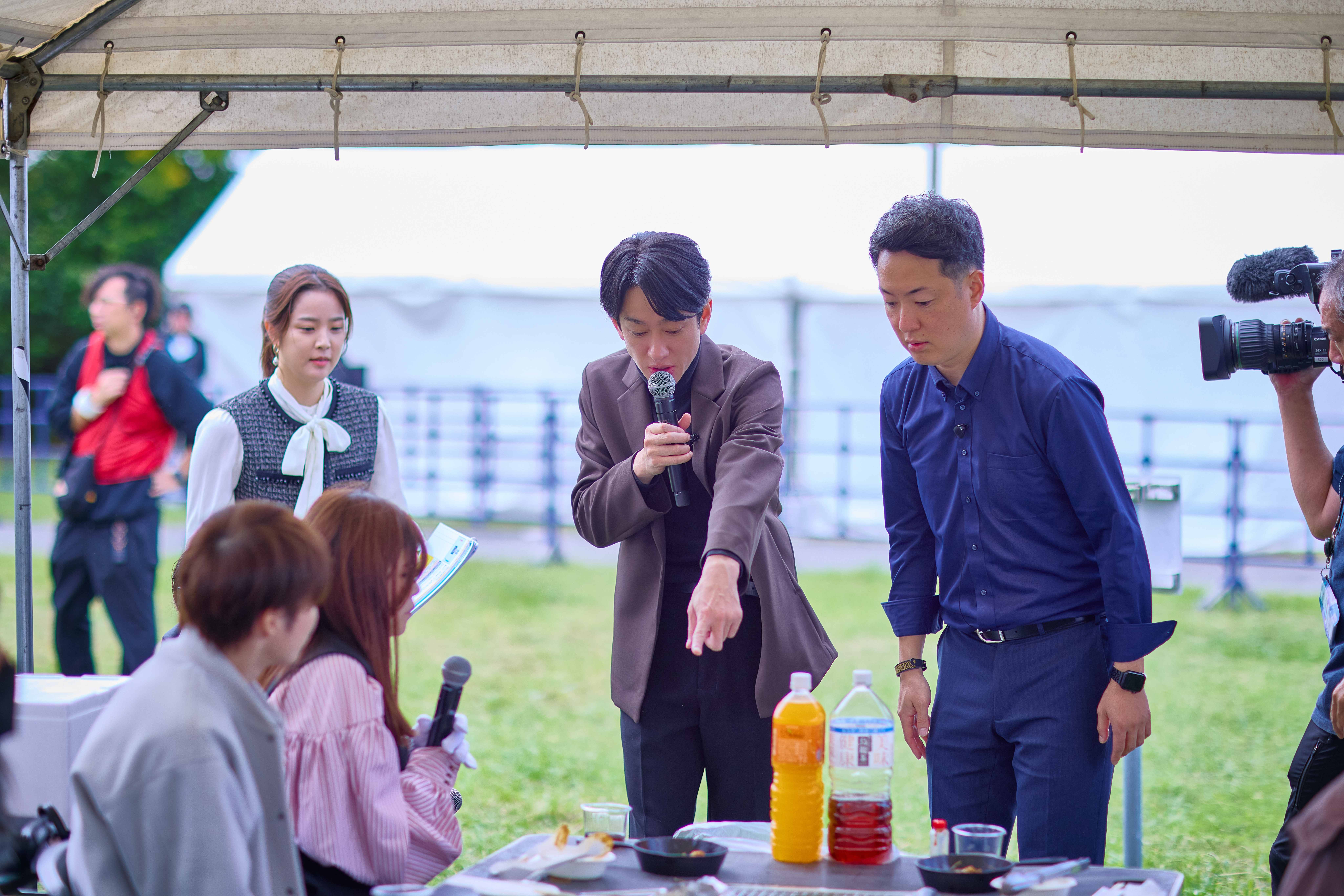 横山さんが参加者にインタビューしている写真