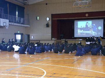 感染対策のもと体育館で授業を受ける生徒の様子