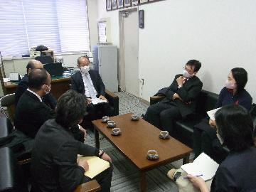 校長室で意見交換をする教育委員と校長の様子