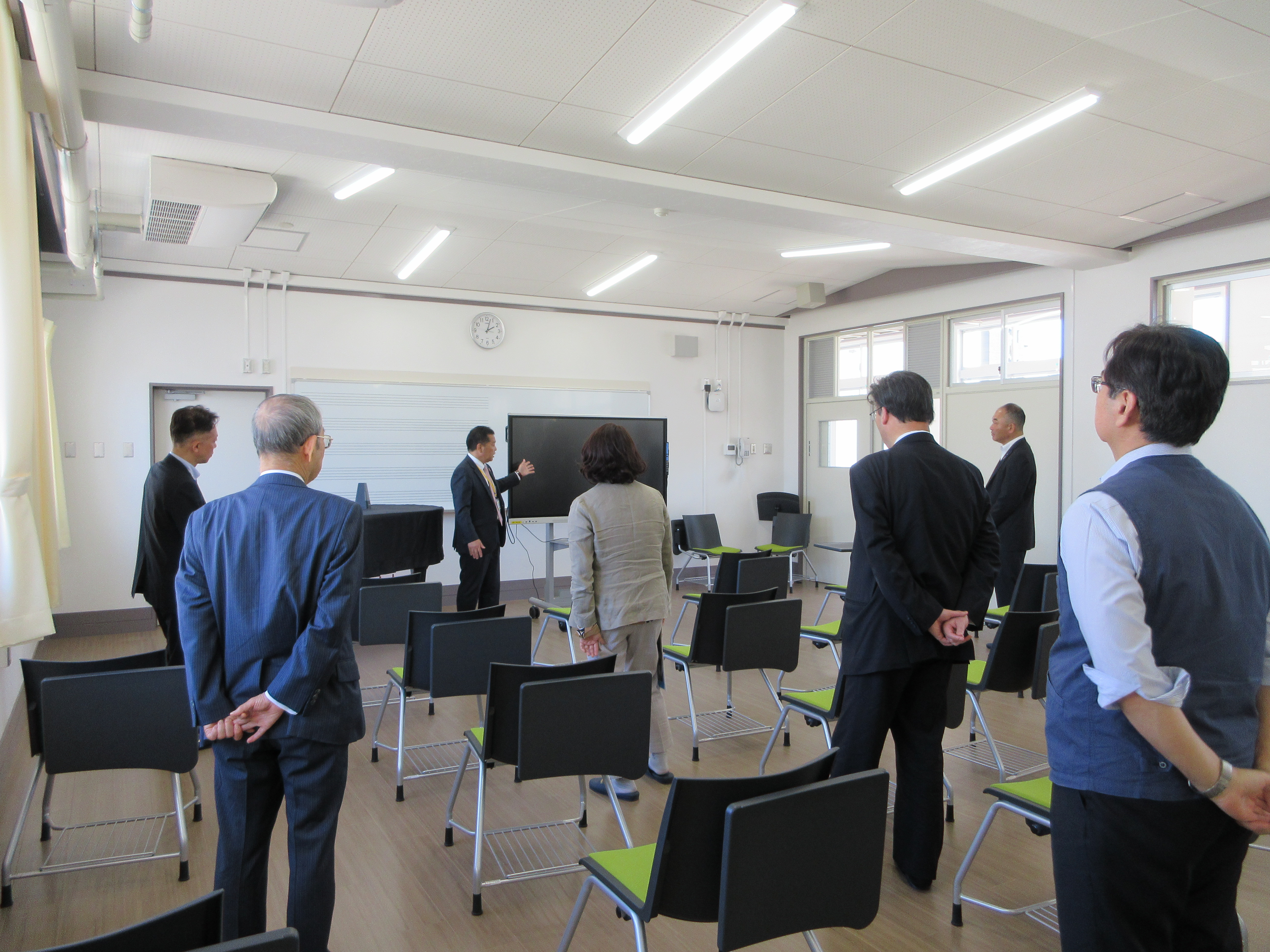 施設を見学する様子