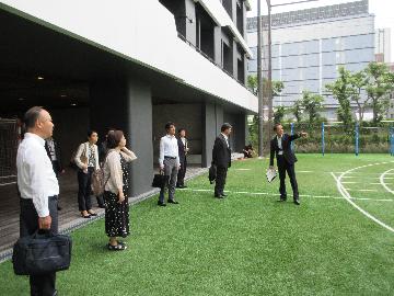 施設を見学する様子