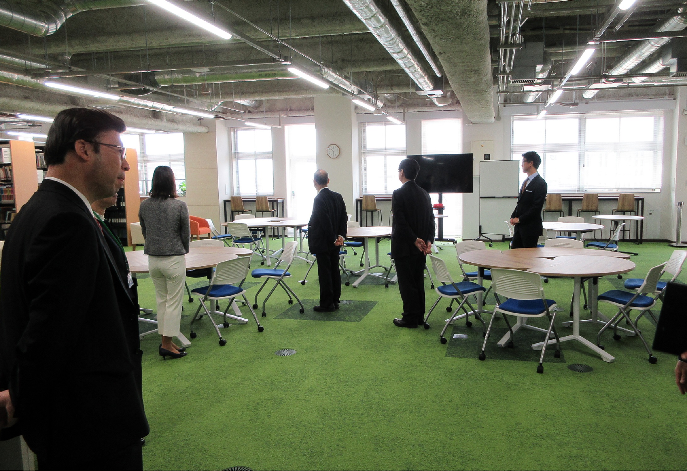 施設を見学する様子