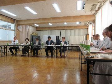 意見交換をする様子