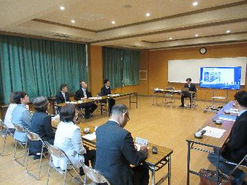 意見交換する様子