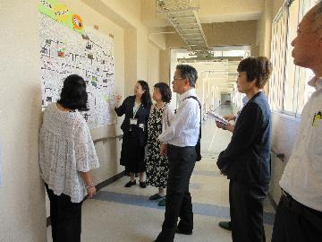 展示物を見学する様子