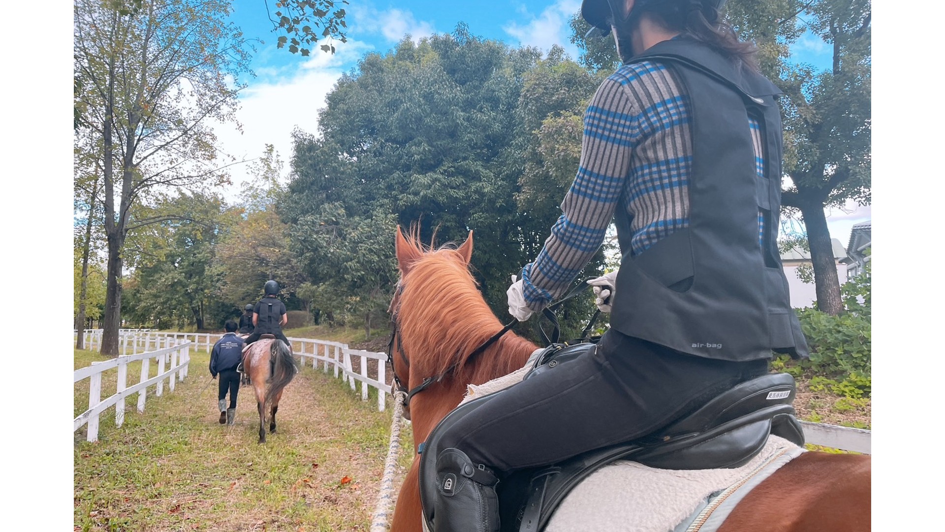 鶴見緑地乗馬苑で乗馬している様子