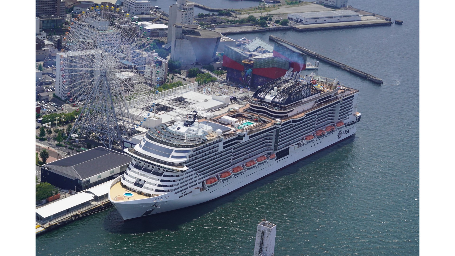 天保山客船ターミナルでクルーズ客船が着岸している様子