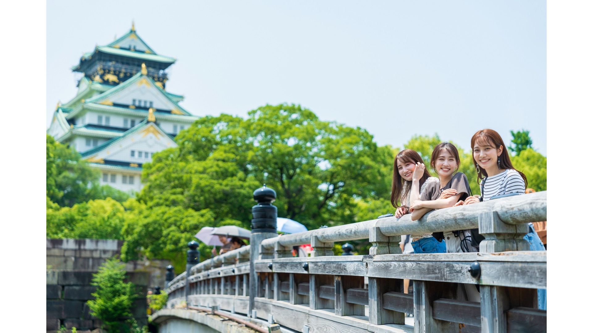 大阪城公園で観光している様子