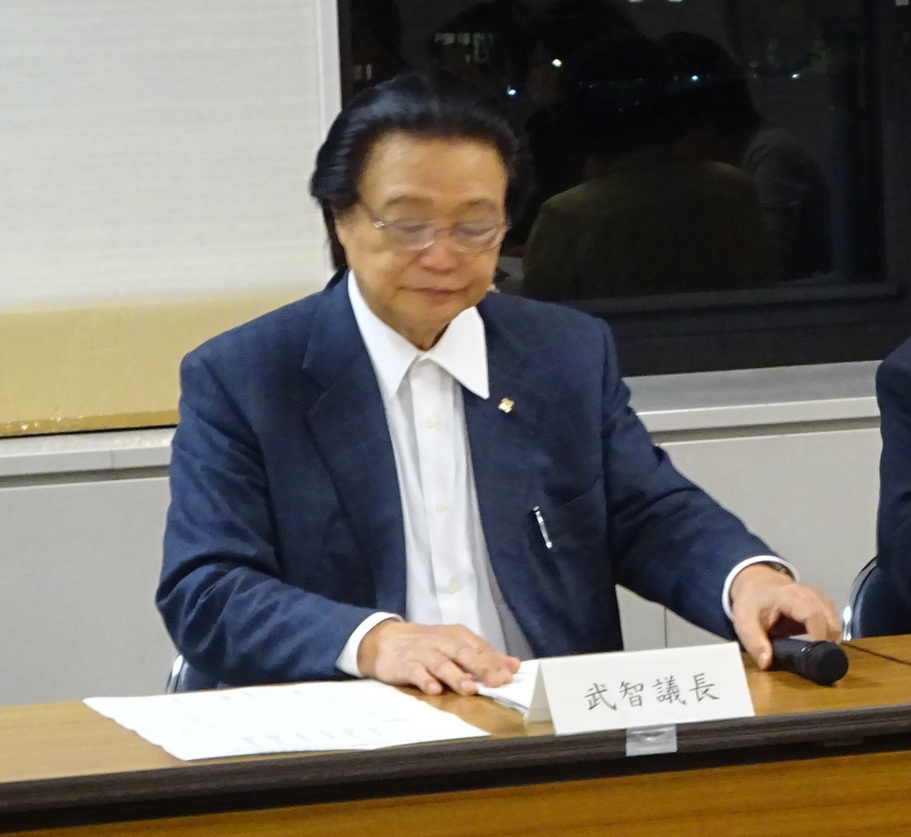 武智議長があいさつする写真