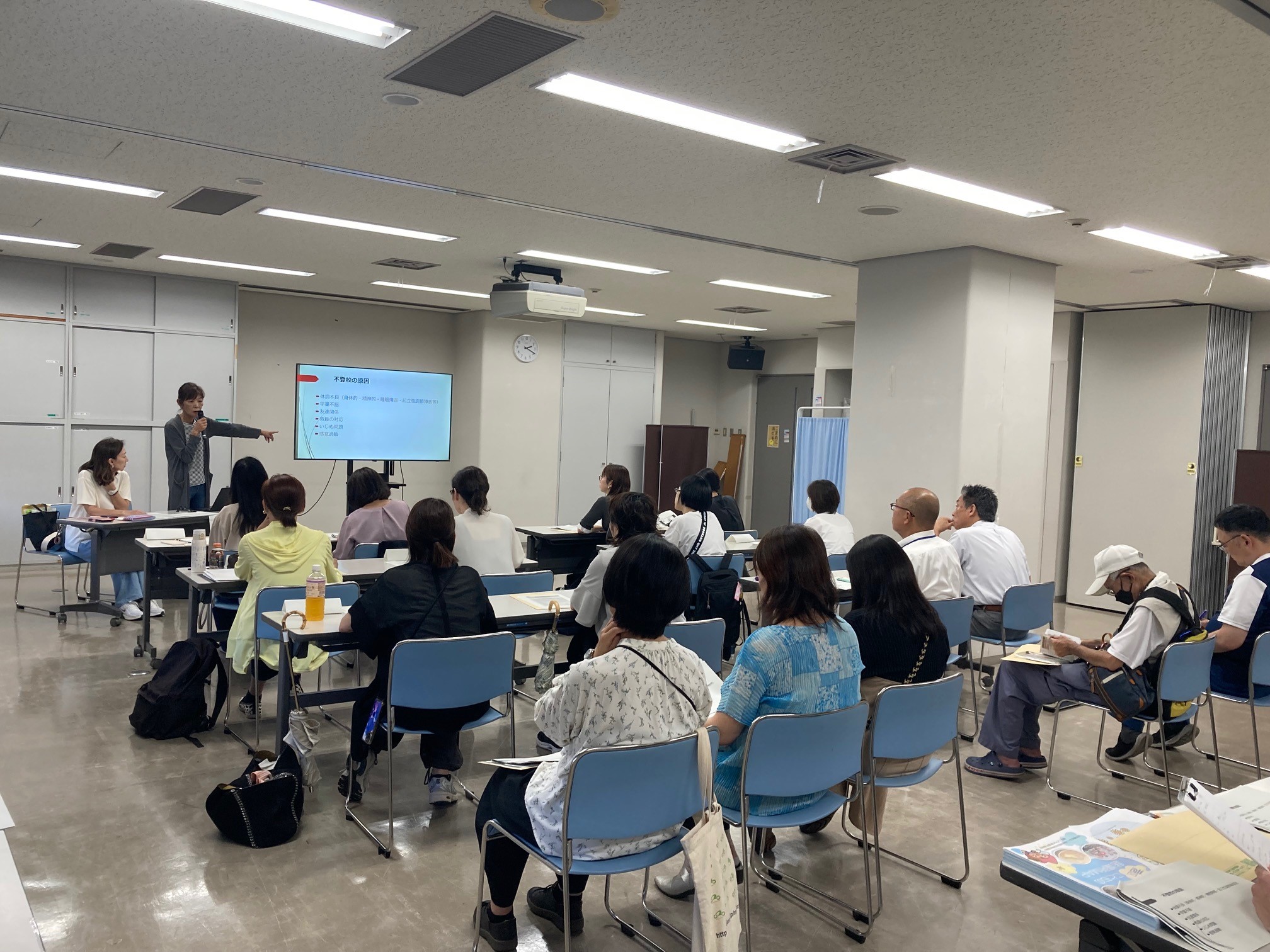 講師の話を聞く受講者のみなさま