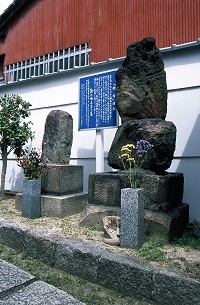 小春・治兵衛の比翼塚と鯉塚の写真