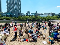 親子で楽しむ砂遊び教室の写真
