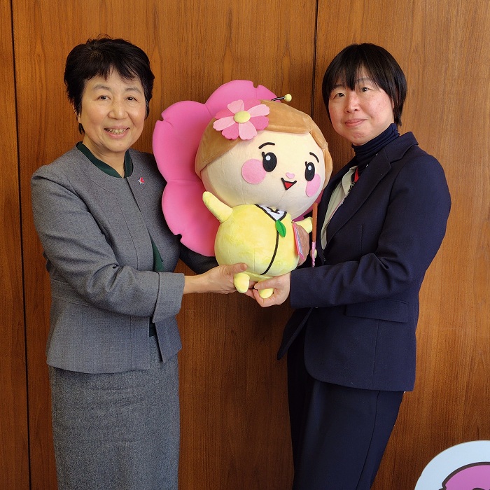 区長と副区長と写る都希（とっきー）のぬいぐるみ