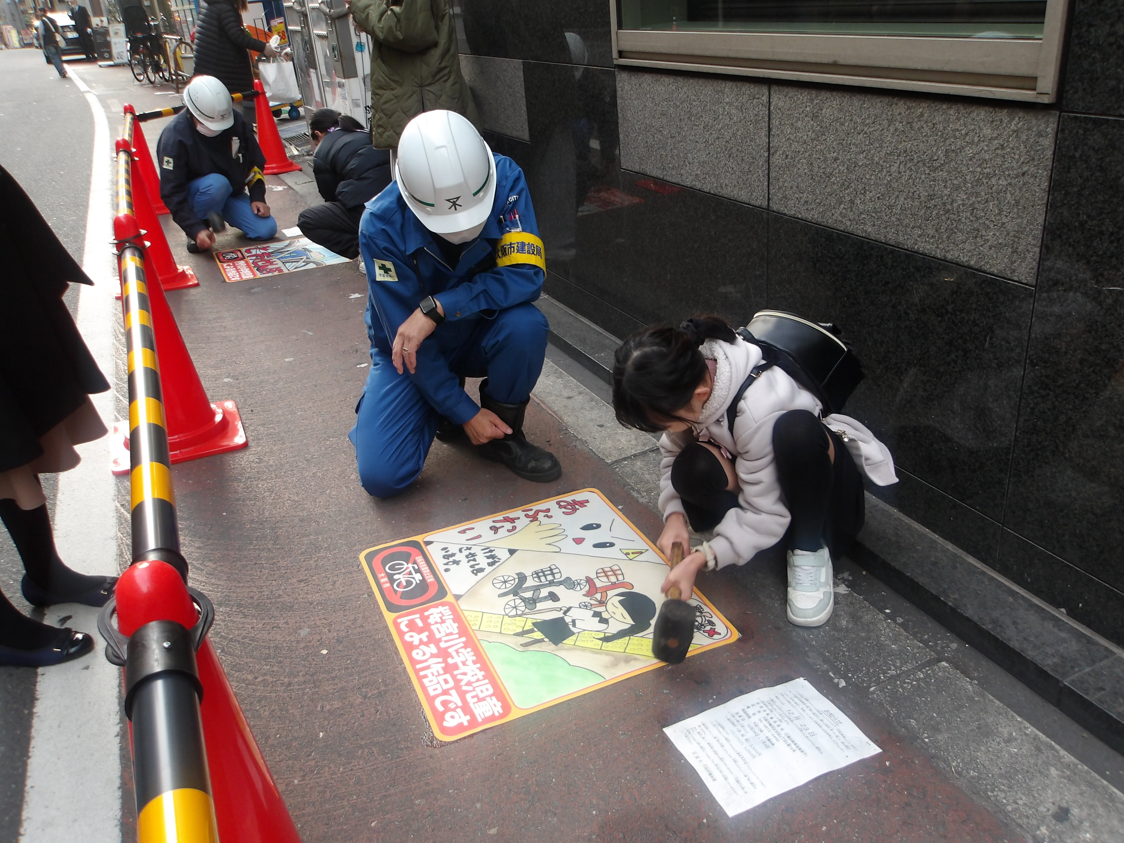 路面シートを貼付している様子①