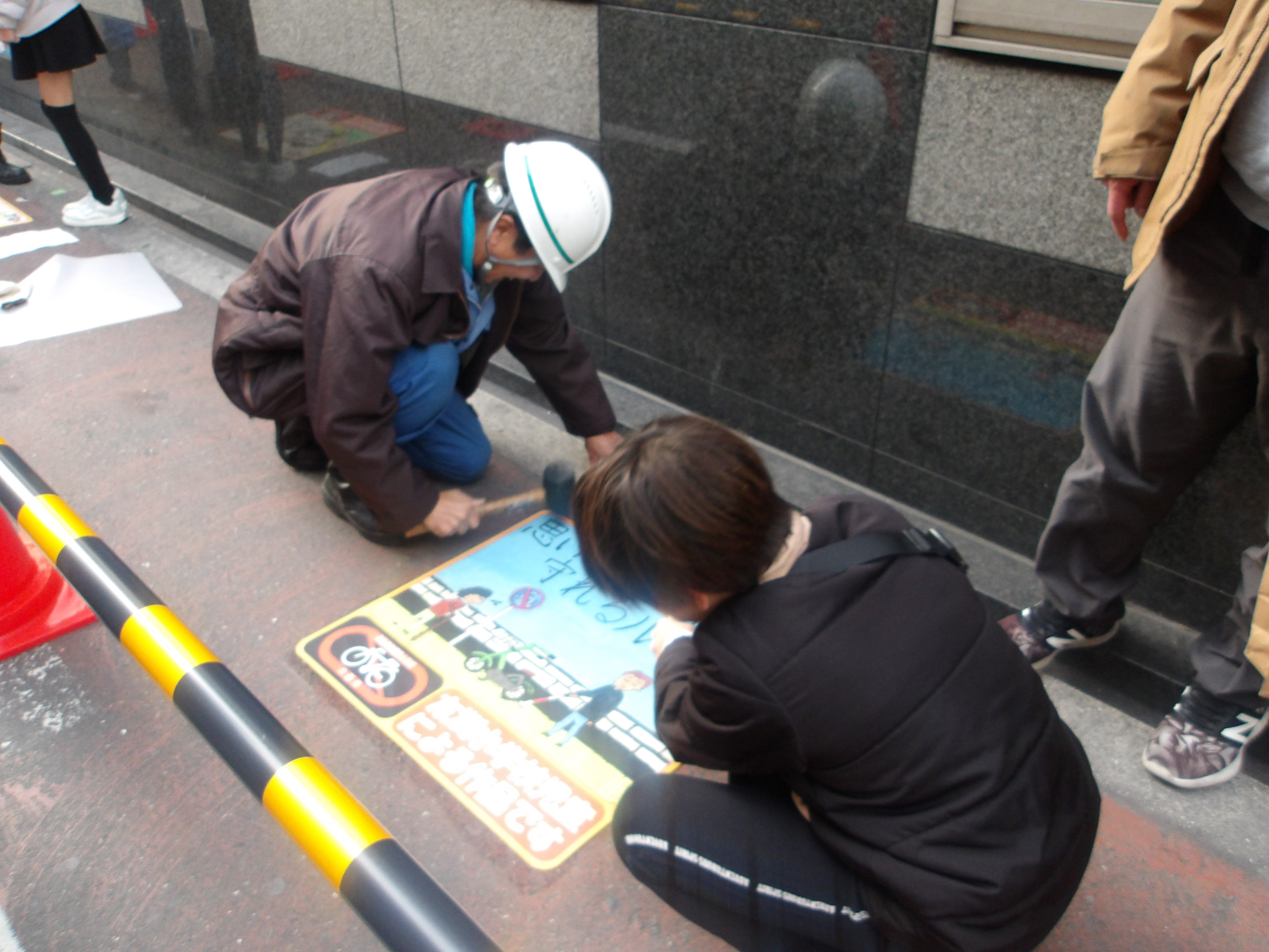 路面シートを貼付している様子➁