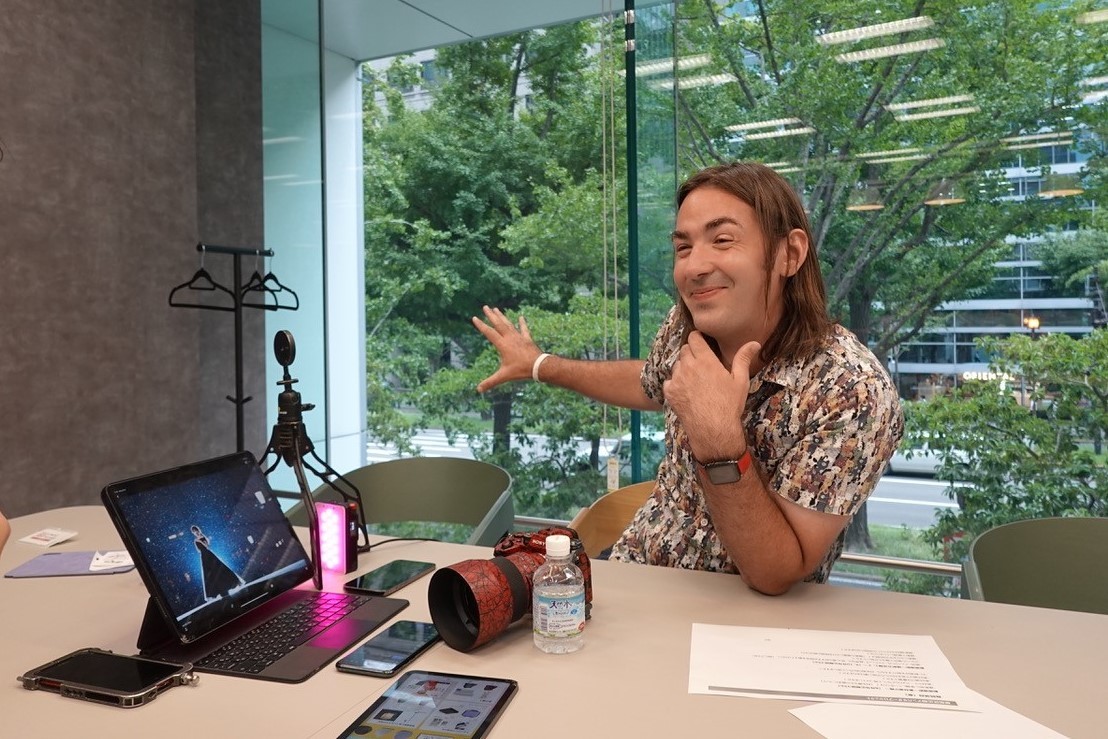 イルコさんがインタビューに答えている姿