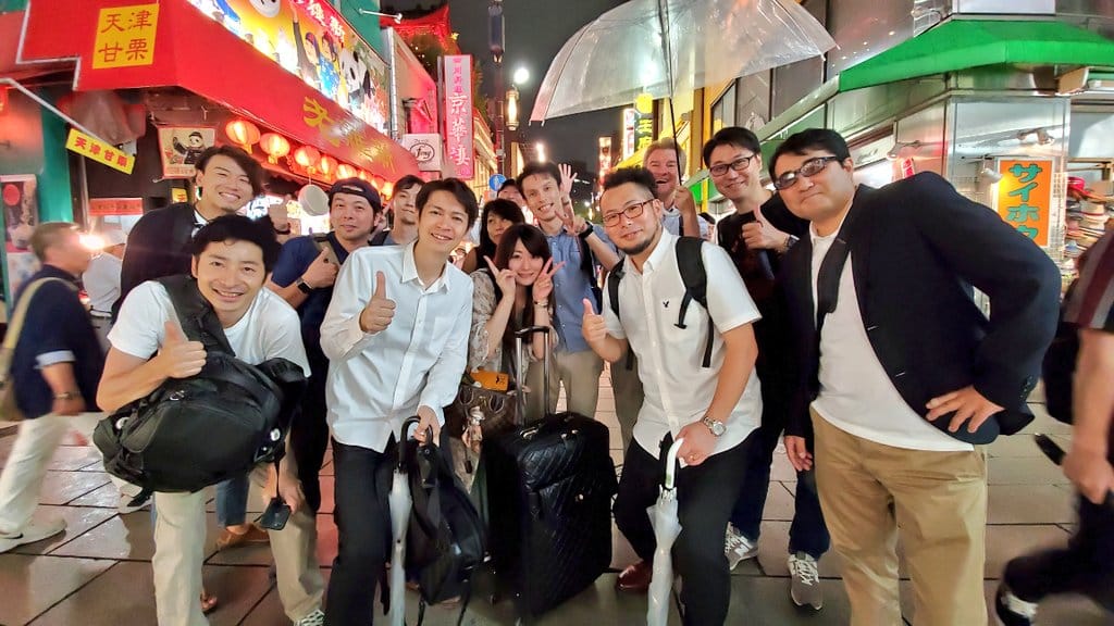 市位社長を含めた十数名のYouTuberの集合風景